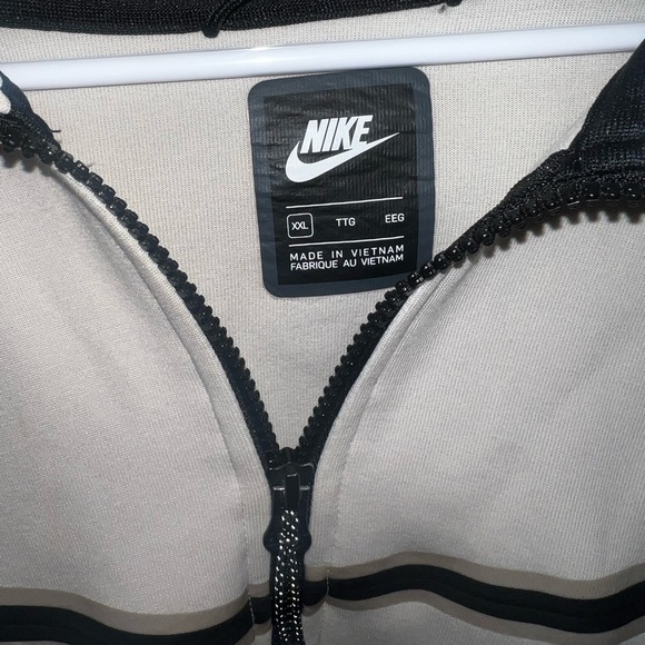 Nike Tech Fleece - Picture 3 of 4